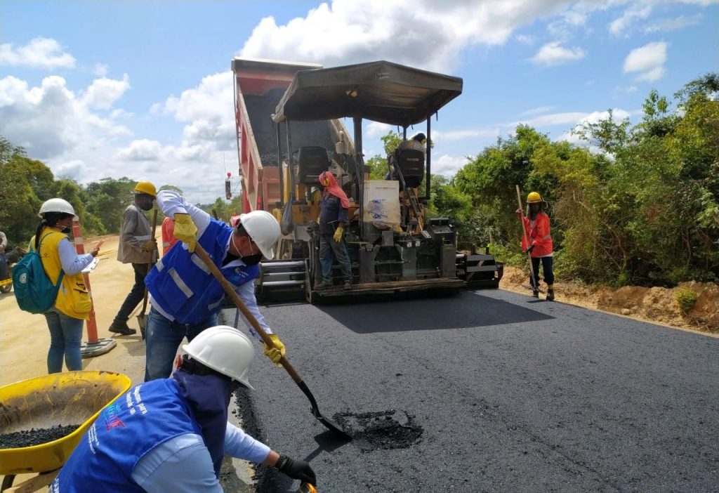 Foto del personal de Obra en la Instalación de Mezcla Asfáltica densa en caliente MDC – 19